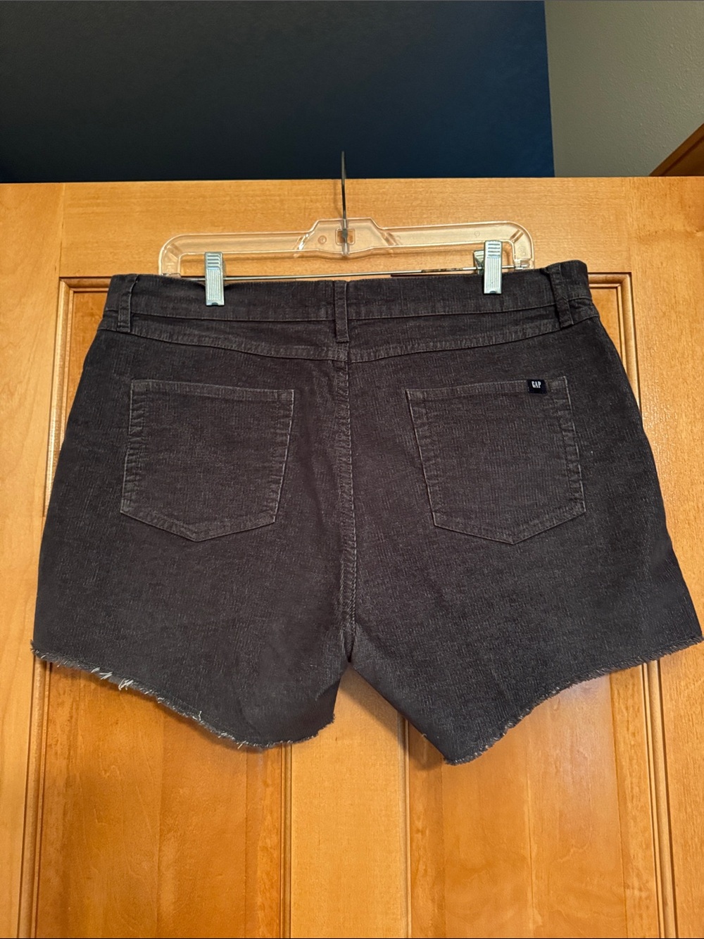 NEW Women’s GAP Charcoal Corduroy Raw-Hem Jean Shorts - Size 12 - Picture 2 of 4